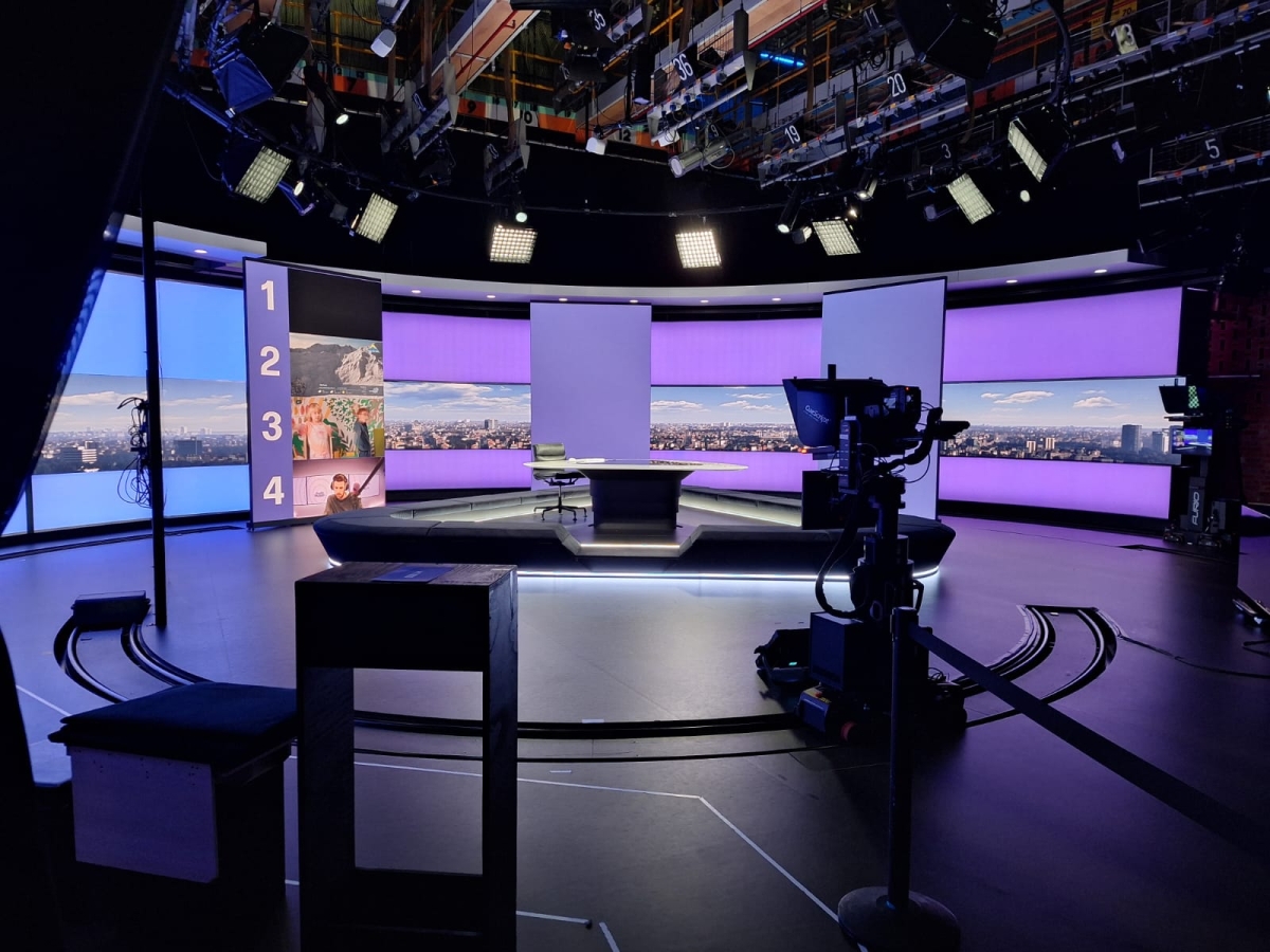Een blik achter de schermen op een nieuwsstudio van VRT. 